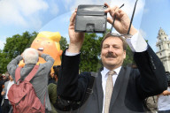NEWS - Riesen Trump Baby schwebt über London
