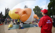 NEWS - Riesen Trump Baby schwebt über London
