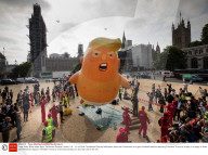 NEWS - Riesen Trump Baby schwebt über London
