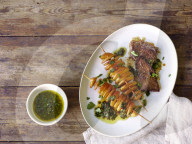 Minutensteaks mit Pfeffer-Salsa-verde und Kartoffelspieße, Steaks with Pepper Salsa and Potato Skewers