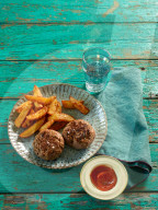 Tatar-Frikadelle mit Kartoffelecken, Tartar Meatballs with Potato Wedges