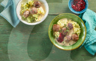 Köttbullar mit Kartoffel-Petersilien-Stampf, Swedish meatballs with mashed Potatoes and Parsley 