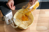 Step 4, Geister-Muffins, Step 4, Ghost Muffins, Adding mashed Pumpkin to Pastry 
