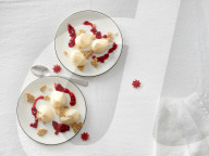 Joghurt-Mousse mit Weihnachtskrokant, Yogurt Mousse with Brittles