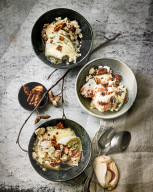 Walnuss-Skyr-Eis mit Hagebuttenschnee, Walnut Skyr Ice Cream with Haws