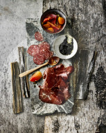 Rentierschinken mit Kürbiskern-Pesto und Bete-Pickles, Reindeer Gammon and Elk Salami with Pumpkin Seed Pesto and Beetroot