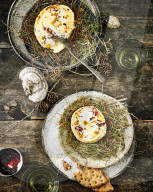 Ziegenkäse im Heu, Goat Cheese in Hay