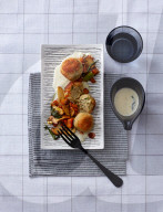 Knusprige Bohnenkroketten mit Taleggio-Rahmsauce, Crispy bean croquettes with Taleggio cream sauce
