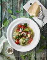 Parmesan-Spinatknödel mit Salbeibutter und Tomaten, Parmesan spinach dumplings with sage butter and tomato
