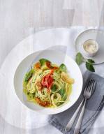 Linguine mit Apfel-Spinat-Sauce und Ra?ucherlachs, Linguine with apple and spinach sauce and smoked salmon