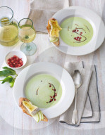 Grüne Apfel-Erbsen-Suppe mit Camembert-Crostini, Green apple and pea soup with Camembert crostini
