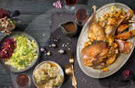 Gänsebraten mit Serviettenknödeln und Kohlsalat, Roast goose with dumplings and coleslaw