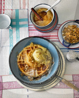 Walnusswaffeln mit Birnenmus und Vanille-Eis, Walnut waffles