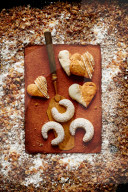 Herzprinten und Pekannuss-Tonka-Kipferl, Heart-shaped Gingerbread Cookies and Crescent-shaped Pecan Nut Tonka Cookies