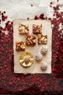 Superfood-Plätzchen und vegane Dattel-Aprikosen-Kugeln, Superfood Cookies and vegan Date Apricot Cookies