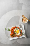 Shakshuka-Max mit Tomatenragout und Ei, Shakshuka Brown Bread with Fried Egg