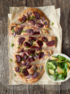 Rote-Bete-Foccacia mit Apfel-Feldsalat, Beetroot Focaccia with Apple Corn Salad