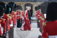 NEWS - Trump Empfang in London: Theresa May mit Knopf am Oberarm