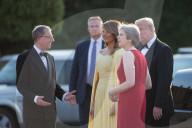 NEWS - Trump Empfang in London: Theresa May mit Knopf am Oberarm