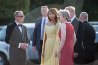 NEWS - Trump Empfang in London: Theresa May mit Knopf am Oberarm
