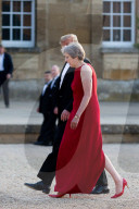 NEWS - Trump Empfang in London: Theresa May mit Knopf am Oberarm