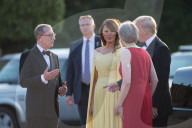 NEWS - Trump Empfang in London: Theresa May mit Knopf am Oberarm