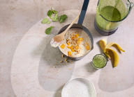 Porridge mit Mango und grüner Smoothie, Porridge with Mango and green Smoothie