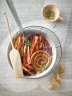 Bratwurstschnecke mir karamelliertem Wurzelgemüse, Coiled Bratwurst with caramelized Root Vegetables