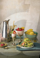 Rote-Bete-Hummus mit Nacho-Chips und Zucchini-Fritter mit Sambal-Feta, Beetroot Hummus with Nachos and Zucchini Fritter with Sambal Feta