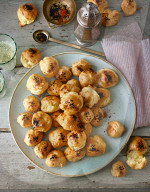 Käse-Windbeutel mit orientalischen Gewürzen, Cheese Profiteroles with oriental Seasoning