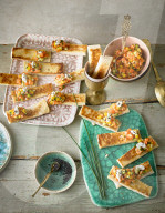 Lachs-Tatar-Toasts mit Gurke und Mango, Toasts with Salmon Tatar and Cucumber