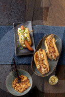 Hotdog mit Remoulade und Sauerkraut-Hotdog, Hot Dog with Remoulade and with Sauerkraut