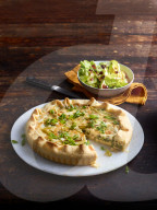 Käse-Quiche mit Endiviensalat mit Preisebeer-Dressing, Cheese Quiche with Endive Salad with Lingonberry Dressing 