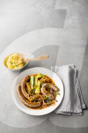 Zwiebel-Rostbratwürstchen mit Stampfkartoffeln, Rostbratwurst with Onions and smashed Potatoes  