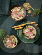Feldsalatsuppe mit geräucherter Entenbrust, Lamb's lettuce soup with smoked duck breast