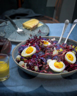Lila-Kartoffelsalat und Raclette-Crostini, Purple Potato Salad with Crostini and Eggs