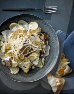 Blumenkohl-Wurzel-Salat und Heilbutt-Toast, Cauliflower Salad with Root Vegetables and Toast with Halibut 