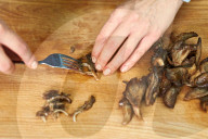 Step, Pulled Pilz-Burger mit Backkartoffeln, Step, Pulled Mushroom Burger with Wedges