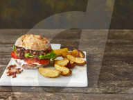 Pulled Pilz-Burger mit Backkartoffeln, Pulled Mushroom Burger with Wedges