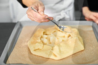 Step 6, Birnen-Tarte, Step 6, Pear Tart, Spreading brown Sugar 