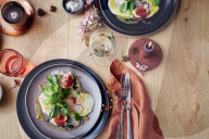 Geräucherter Sellerie mit Feigen und Feldsalat, Smoked celery with figs and lamb's lettuce