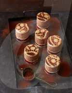 Nougat-Törtchen mit Zwetschgenröster, Nougat tartes with plum