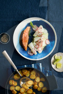 Lachs mit Kohlrabi-Radieschen-Gemüse und Bratkartoffeln, Salmon with kohlrabi radish vegetables and fried potatoes
