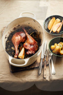 Geschmorter Grünkohl mit geräucherten Gänsekeulen, Braised kale with smoked goose legs