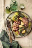 Grünkohl-Bulgur-Salat mit Schweineneackensteak, Kale bulgur salad with pork neck steak