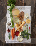 Zutaten Minestrone mit Möhren, Pastinaken und Reisnudeln, Ingredients Minestrone with carrots, parsnips and rice noodles