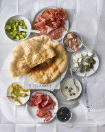 Pizzabrote mit Kaperncreme, Pizza breads with caper cream