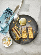 Schoko-French-Toast mit Vanilleeis, Chocolate French toast with vanilla ice cream