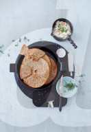 Knäckebrot mit Frischkäse-Dip, Crispbread with cream cheese dip