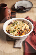 Wurzelgemüse und Fleischragout überbacken, Baked root vegetables and meat ragout